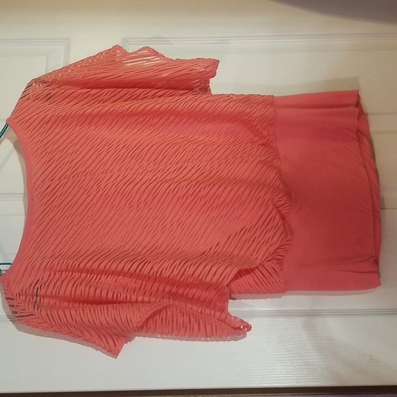 Sexy shirt with attached necklace. Size medium - Picture 3 of 6